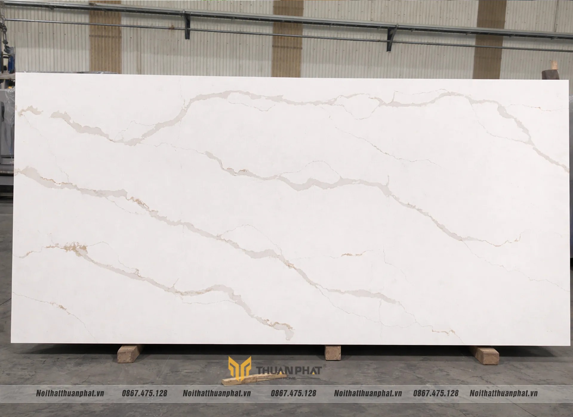 Đá Quartz Là Gì? 3 Lý Do Khiến Vật Liệu Này “Thống Trị” Không Gian Bếp Hiện Đại