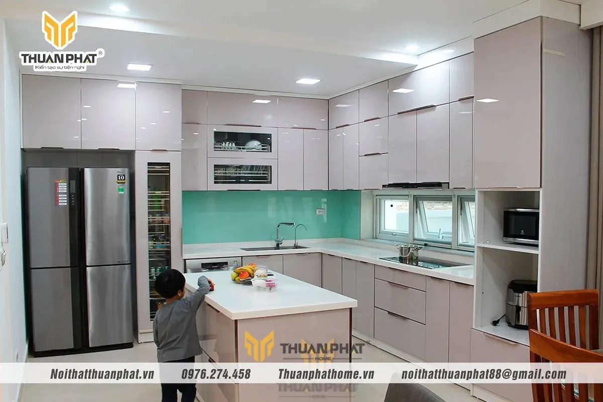 Ảnh thực tế căn bếp inox cánh kính trắng be nhà chị Thoa
