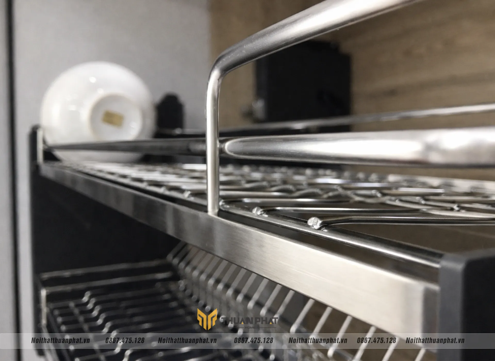 Phần khung làm từ inox 304 chắc chắn