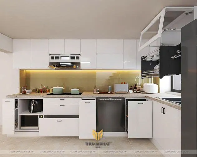 Tủ bếp inox sáng bóng với thiết kế hiện đại trong không gian bếp sang trọng