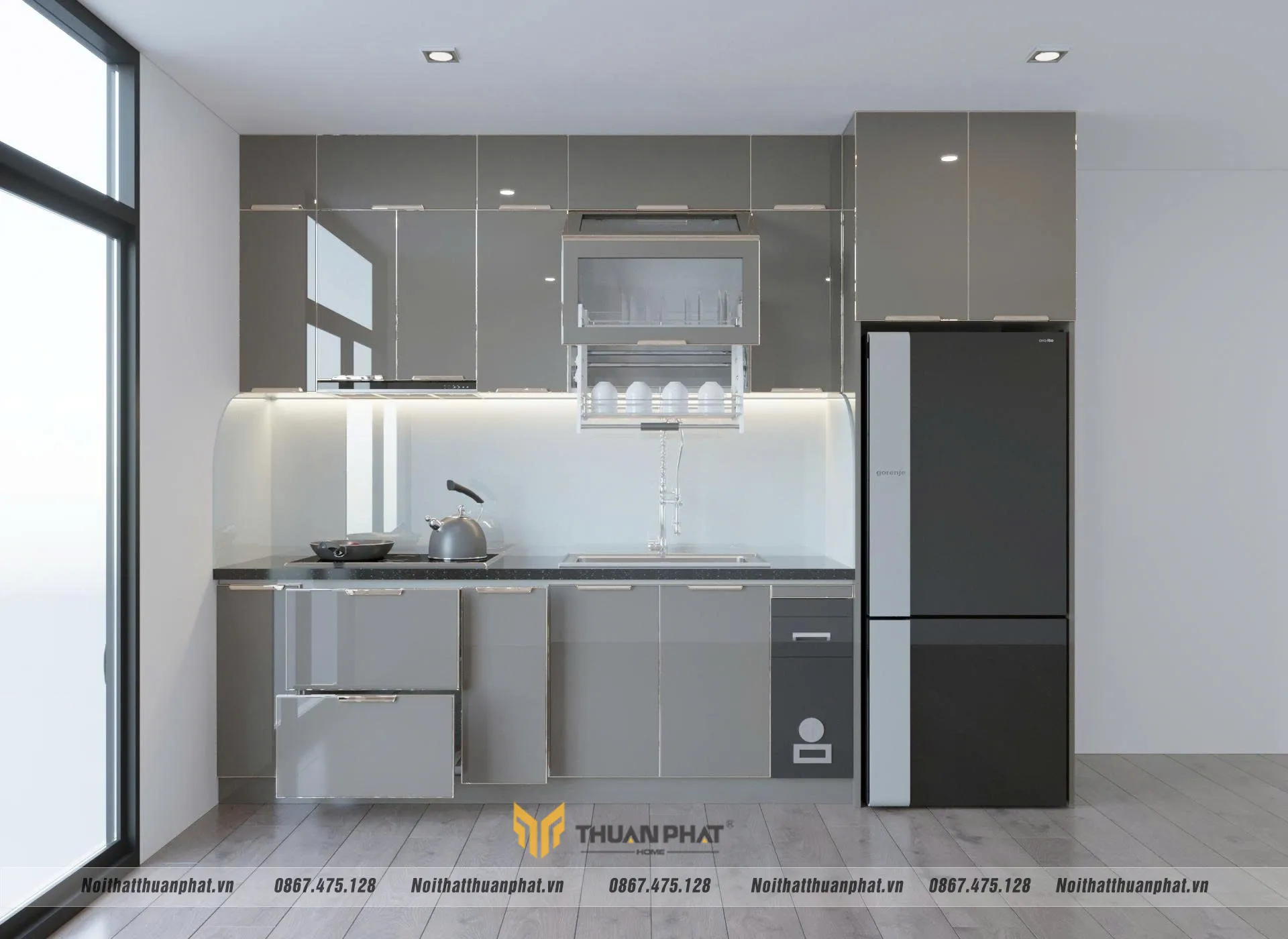 Tủ bếp inox cánh kính màu xám chuột nhà chú Trung