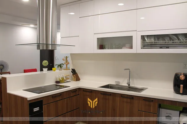 Mẫu tủ bếp inox cánh nhựa phủ laminate