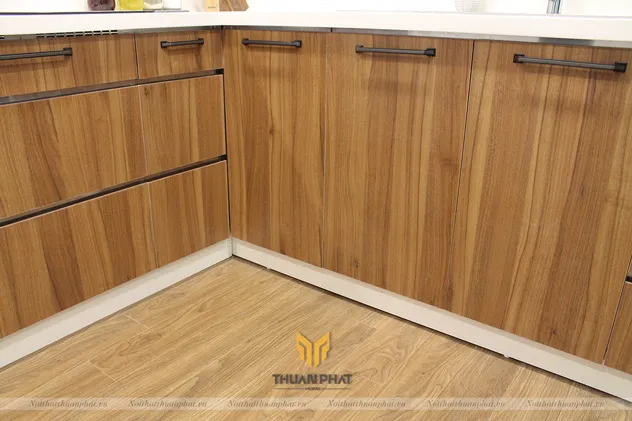 Mẫu tủ bếp inox cánh nhựa phủ laminate