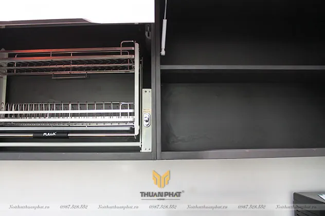 Tủ bếp inox 304 cao cấp hệ Module được phủ sơn tĩnh điện đang trưng bày tại Showroom Thuận Phát