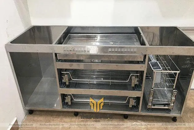 Ảnh thực tế tủ bếp inox 304 chấn gấp CNC Thuận Phát đang lắp đặt cho khách hàng