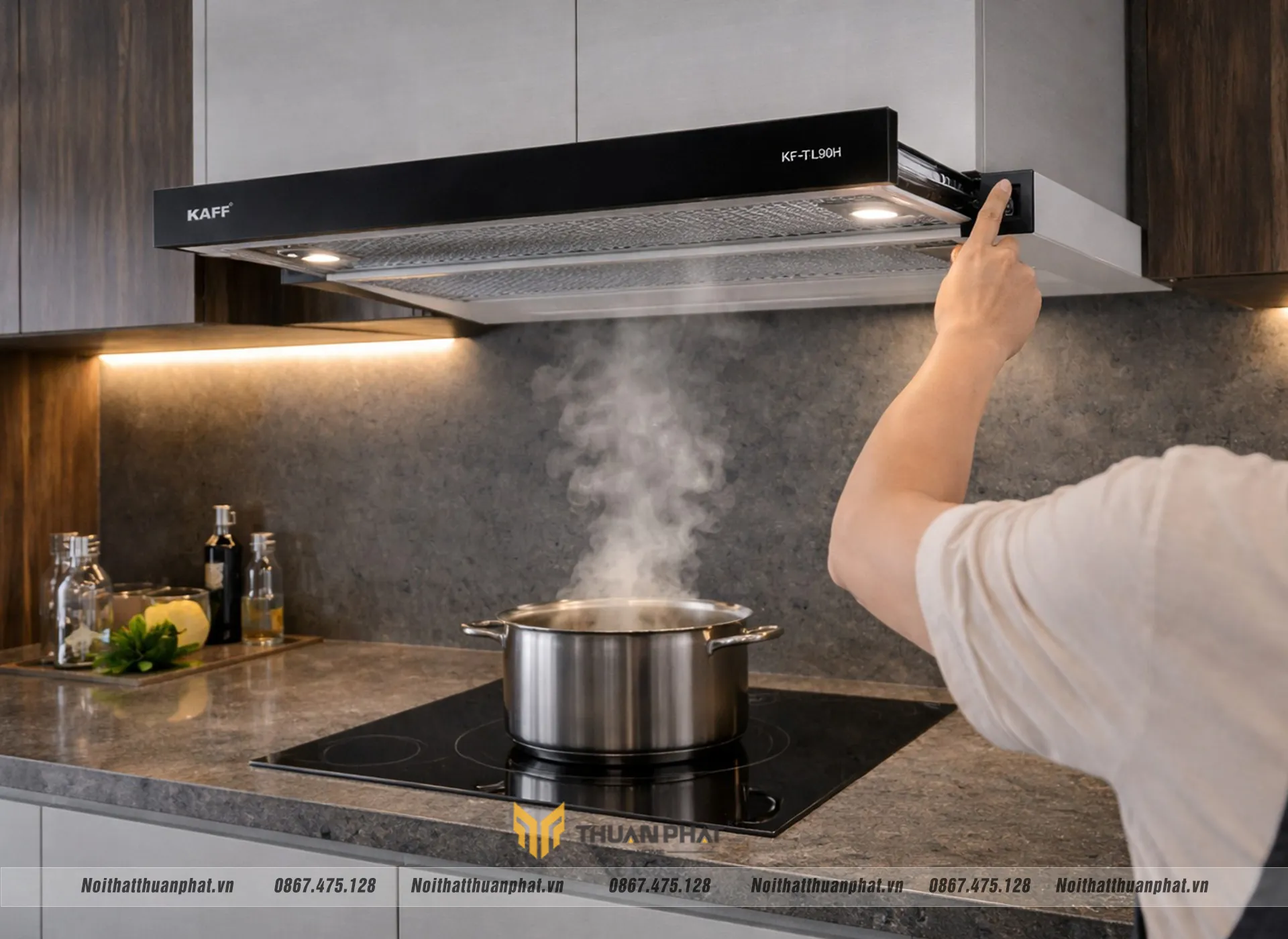 Bật máy hút mùi khi đang nấu ăn trên bếp