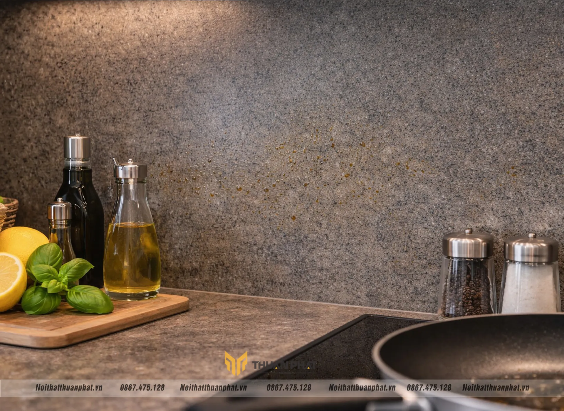 Đá ốp tường bị bám vết bẩn do dầu mỡ