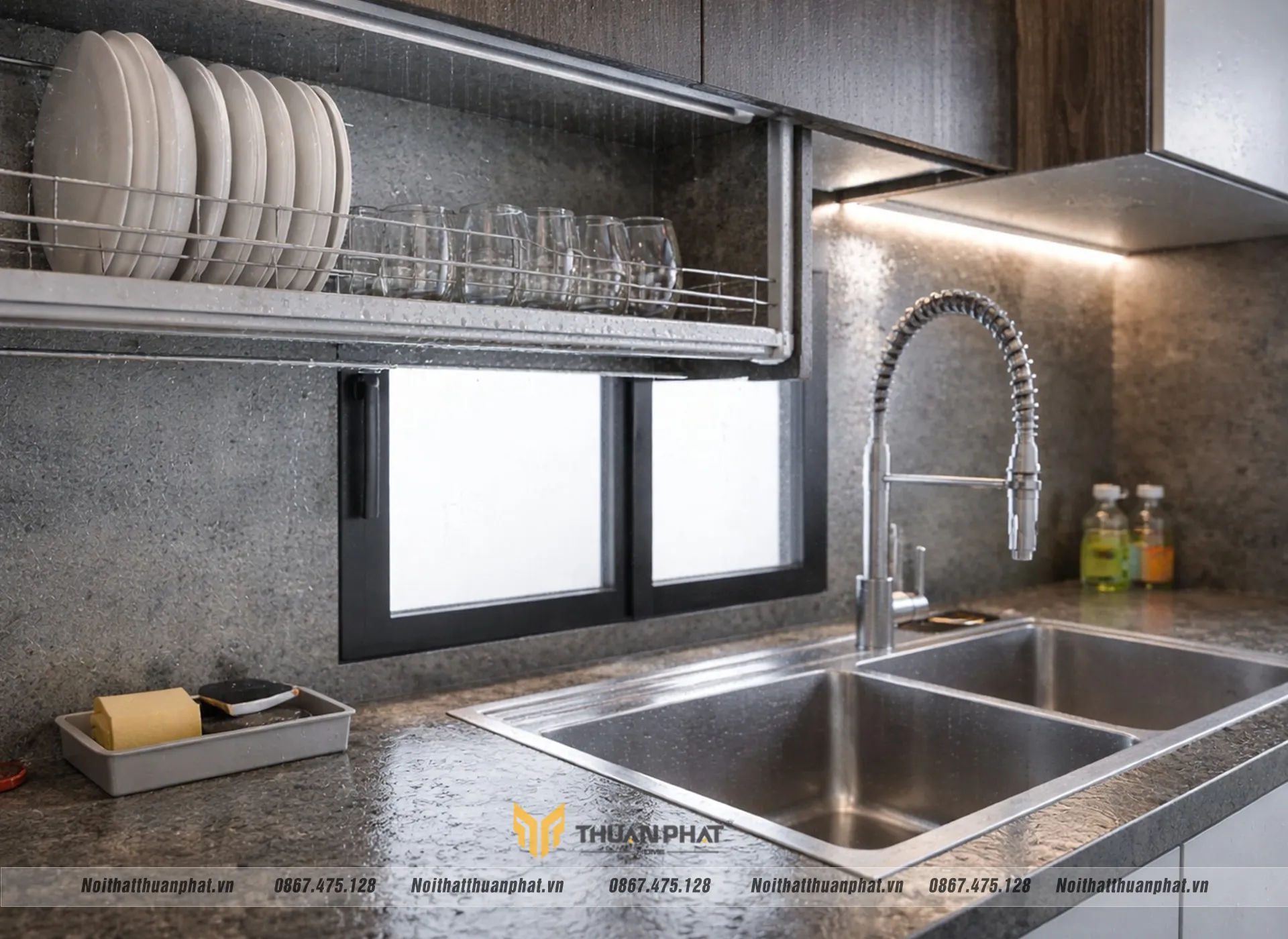 Hơi ẩm bám lên quanh bếp nấu và khu vực chậu rửa 