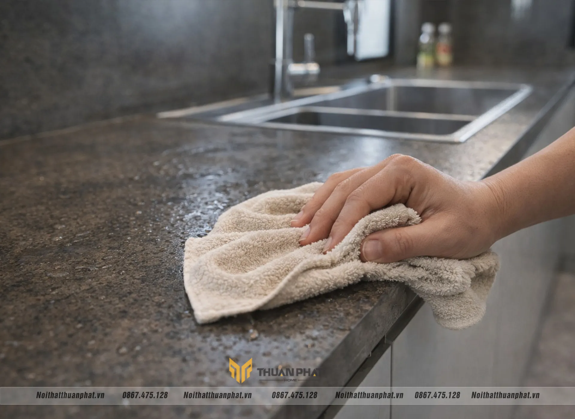 Lau khô mặt bếp và cánh tủ sau mỗi lần nấu