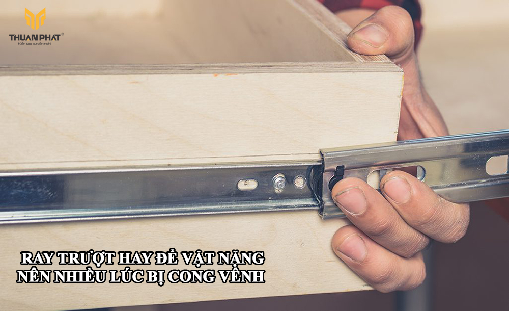 Ray trượt ngăn kéo tủ bếp bị hỏng khiến ngăn kéo kẹt và khó đóng mở