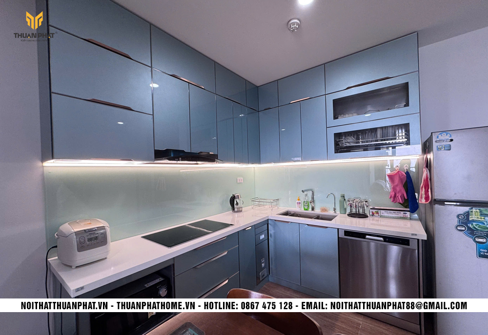 Tủ bếp inox cánh kính màu xanh ghi cho căn hộ chung cư Samora Vạn Phúc