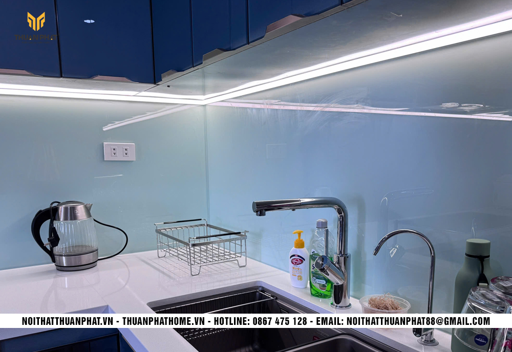 Kính bếp sáng màu và đèn led dưới tủ bếp nhà anh Phú