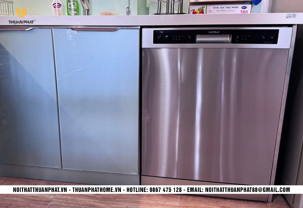 Khu vực máy rửa bát và chậu rửa trong bộ tủ bếp nhà anh Phú