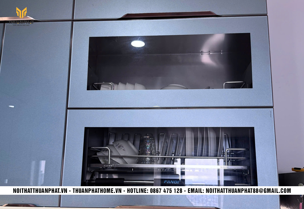 Giá bát nâng hạ trong bộ tủ bếp inox cánh kính màu xanh ghi