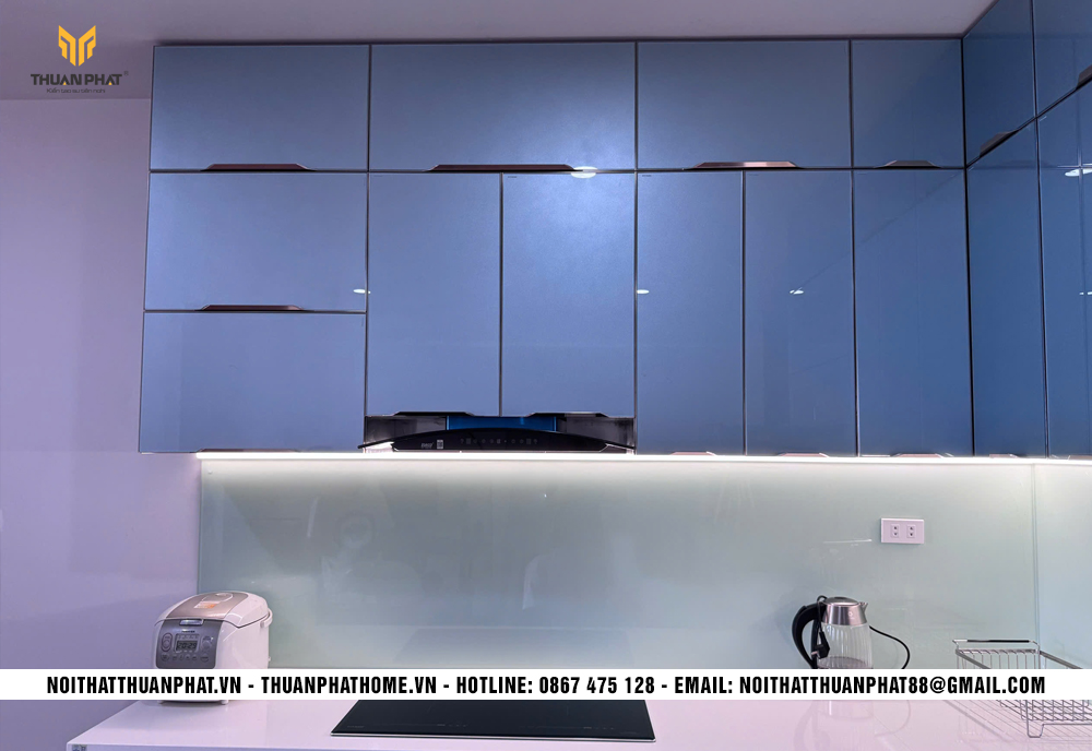 Cánh kính cường lực màu xanh ghi trong bộ tủ bếp nhà anh Phú