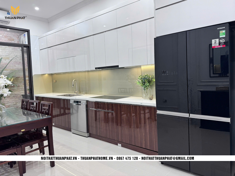Hệ tủ bếp trên Acrylic trắng bóng kịch trần nhà chị Loan