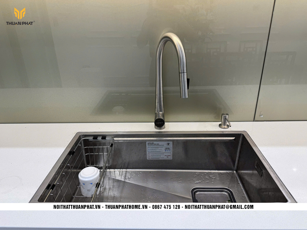Chậu rửa inox và vòi rửa trong tủ bếp nhà chị Loan Thanh Xuân