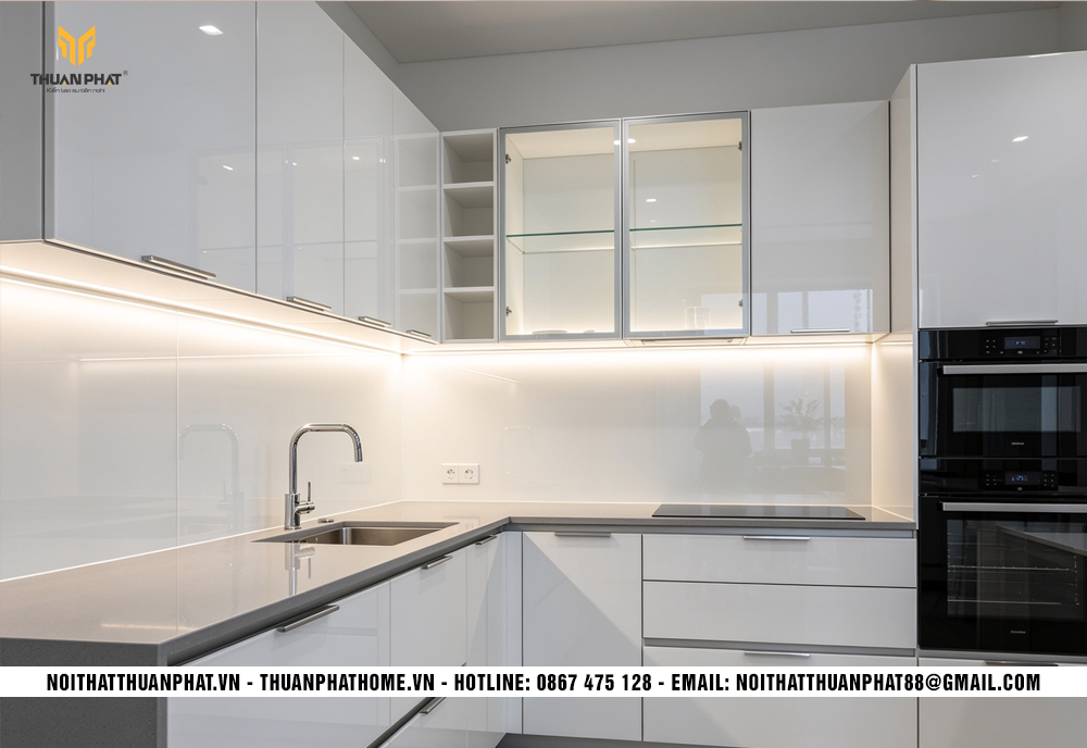 Tủ bếp Acrylic bóng gương hiện đại tại Thuận Phát