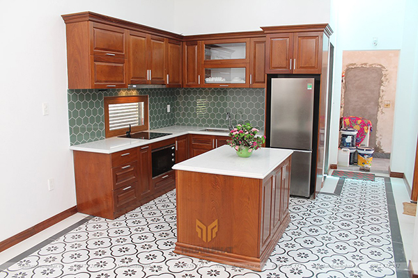 Tủ bếp gỗ Xoan Đào đẹp sang trọng cho nhà phố và biệt thự