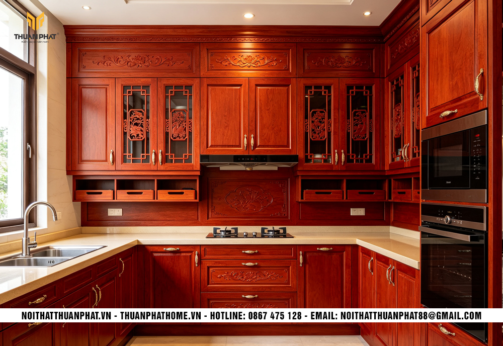 Tủ bếp gỗ Gõ Đỏ trang trí hoa văn cánh tủ