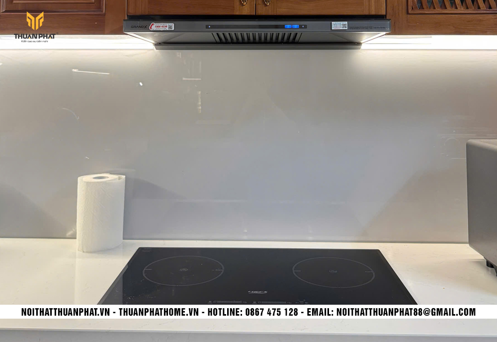 Khoang máy hút mùi ốp inox trong tủ bếp gỗ Gõ Đỏ