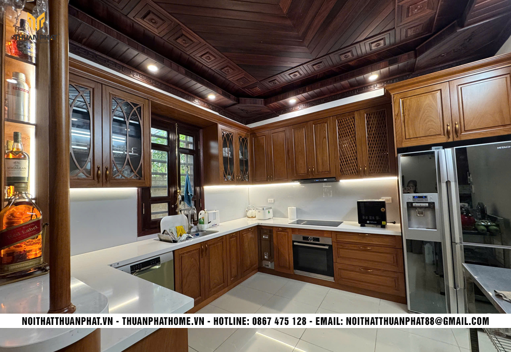 Kiểm tra cánh tủ bếp sau khi lắp đặt hoàn thiện