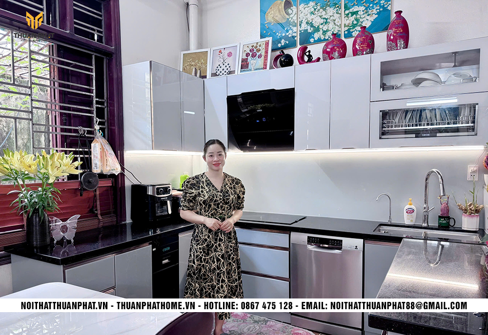 Tủ bếp inox cánh Acrylic chữ L màu trắng ghi tại Cầu Bươu