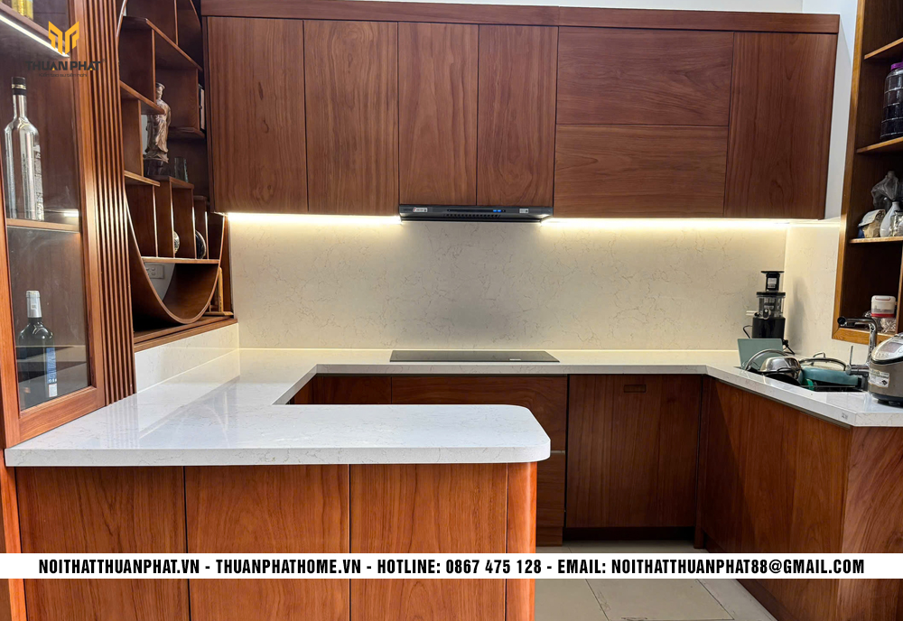 Cánh gỗ Gõ Đỏ tự nhiên của bộ tủ bếp inox nhà chị Thủy Đại Mỗ