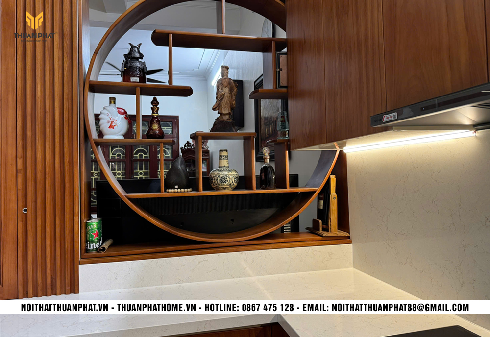 Bàn đảo và kệ trang trí rượu tủ bếp gỗ Gõ Đỏ nhà chị Thủy