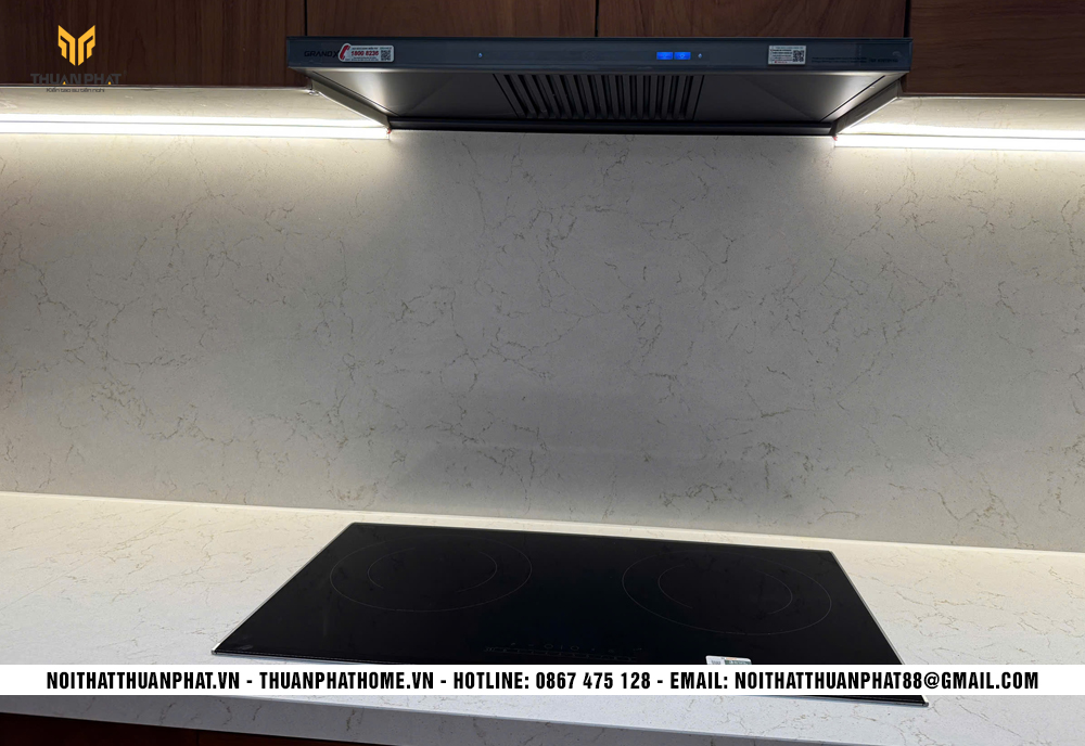Khu bếp từ và máy hút mùi âm tủ trong tủ bếp inox cánh gỗ Gõ Đỏ