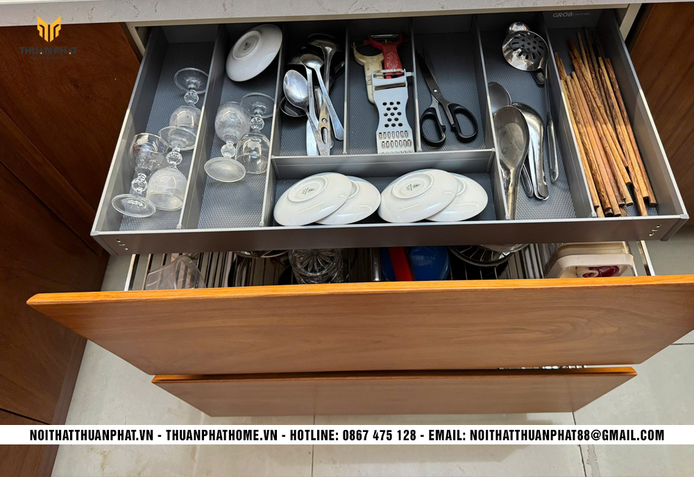 Ngăn kéo chia khay tủ bếp inox cánh gỗ Gõ Đỏ