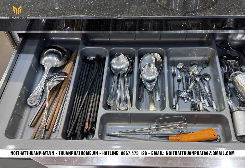 Ngăn kéo chia thìa dĩa trong tủ bếp inox cánh kính nhà chị Hương