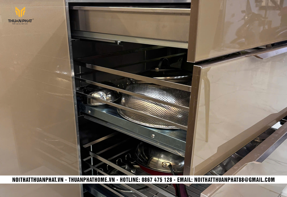 Khoang kéo xoong nồi trong tủ bếp inox cánh kính nhà chị Hương