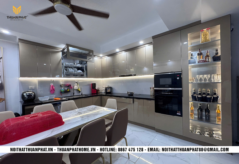 Tủ bếp inox cánh kính chữ L kịch trần nhà chị Hương Kim Giang Hà Nội