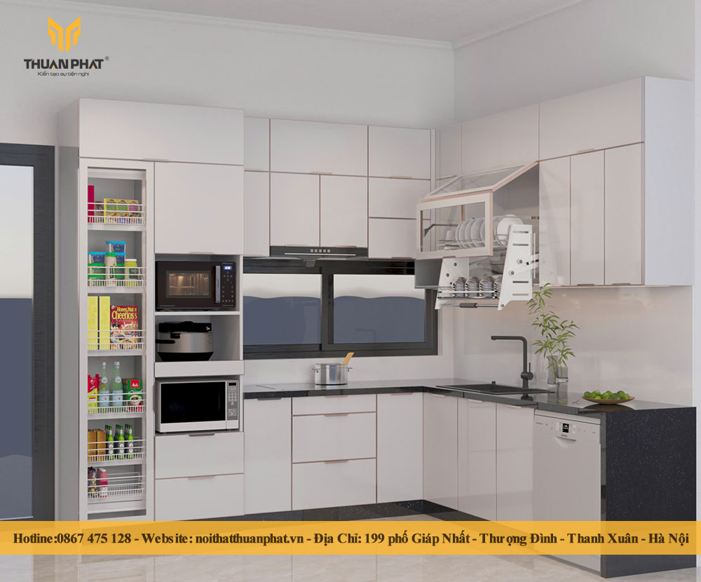 Tủ bếp inox sáng bóng với thiết kế hiện đại trong không gian bếp sang trọng