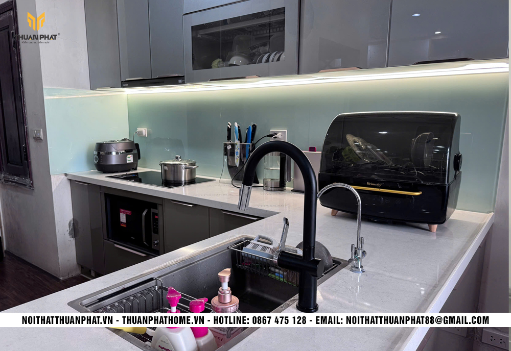 Tủ bếp inox cánh kính nhà anh Thắng tại Trung Yên Plaza Trung Hòa Hà Nội