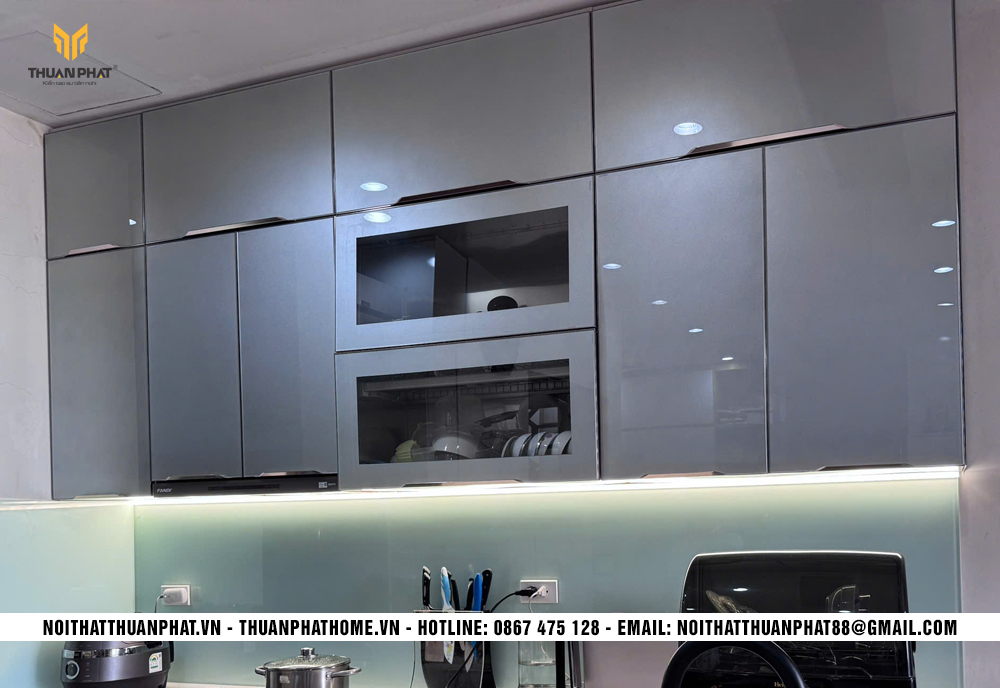 Tủ bếp inox cánh kính màu ghi xám kịch trần tại Trung Hòa Hà Nội