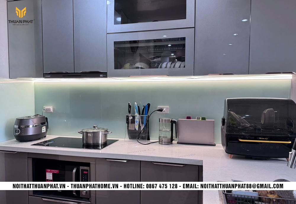 Khu vực bếp nấu và kính ốp tủ bếp inox cánh kính nhà anh Thắng