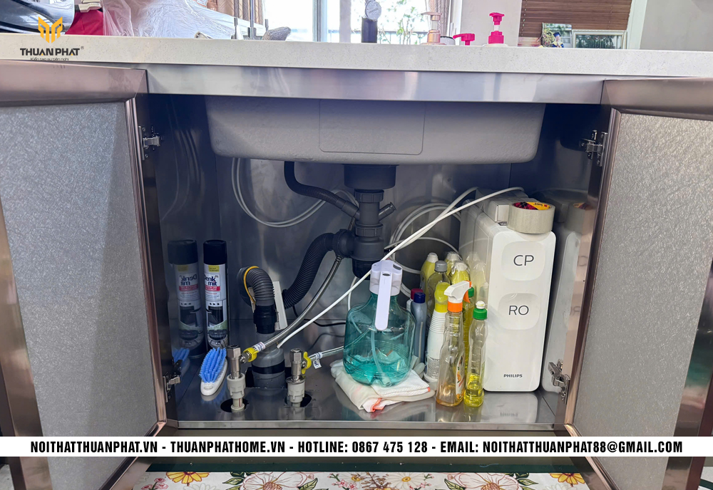 Khoang dưới chậu rửa tủ bếp inox 304 nhà anh Thắng Trung Hòa
