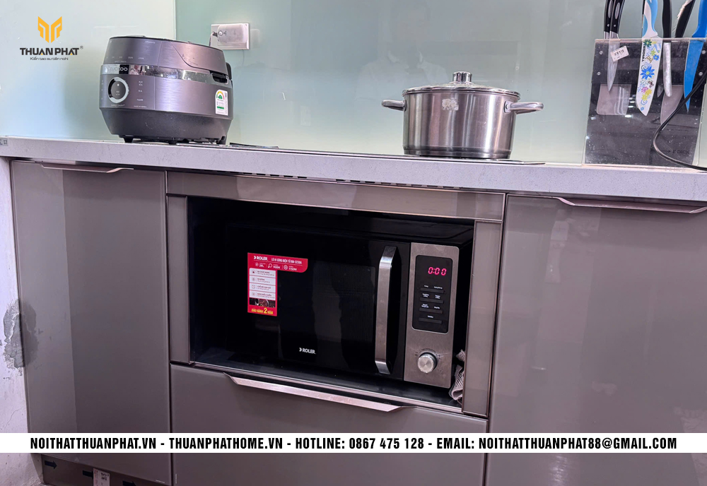 Tủ dưới inox cánh kính kết hợp lò vi sóng và khoang lưu trữ tiện dụng