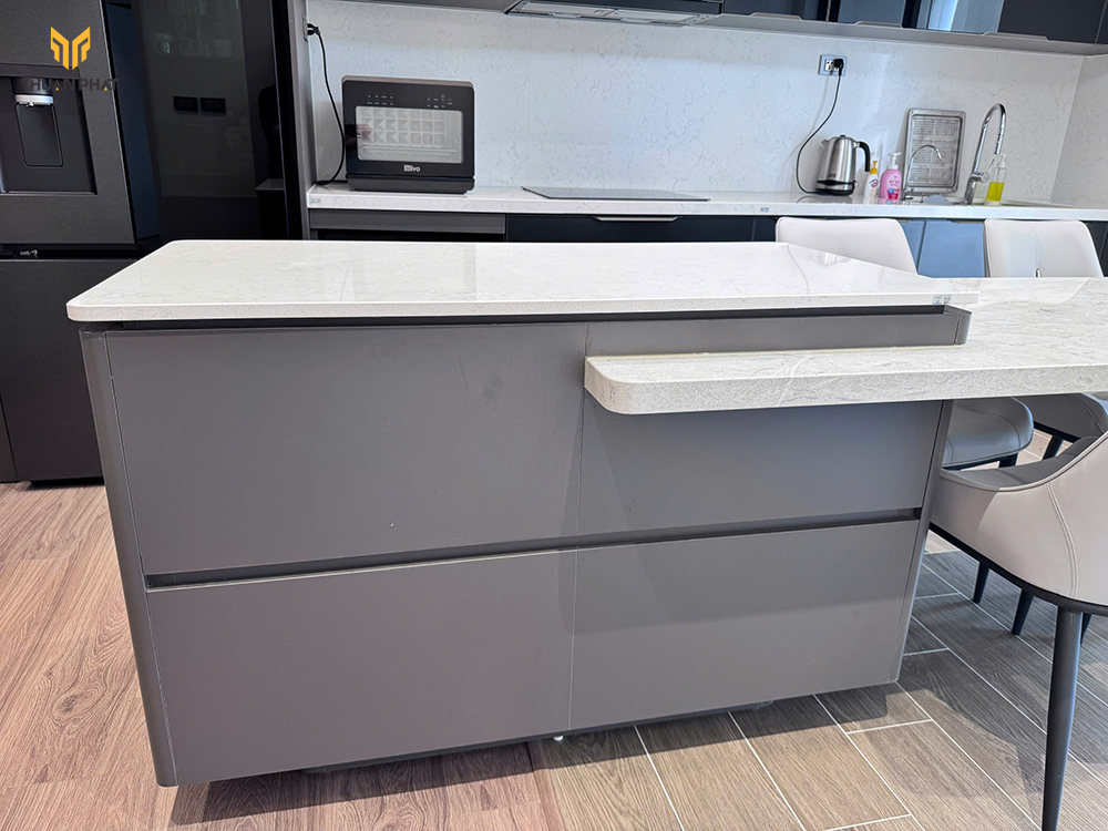 Cận cảnh liên kết hệ tủ cao cánh kính đen và khu vực đặt thiết bị bếp nhà chú Trung