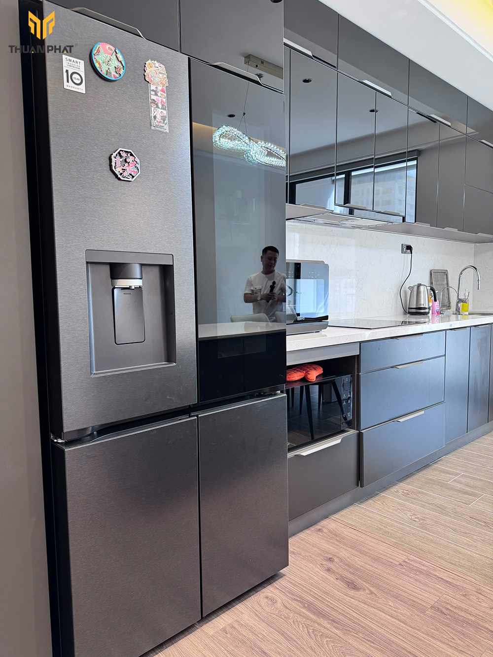 Đảo bếp màu ghi kết hợp bàn ăn mặt đá trắng nhà chú Trung Handico Complex