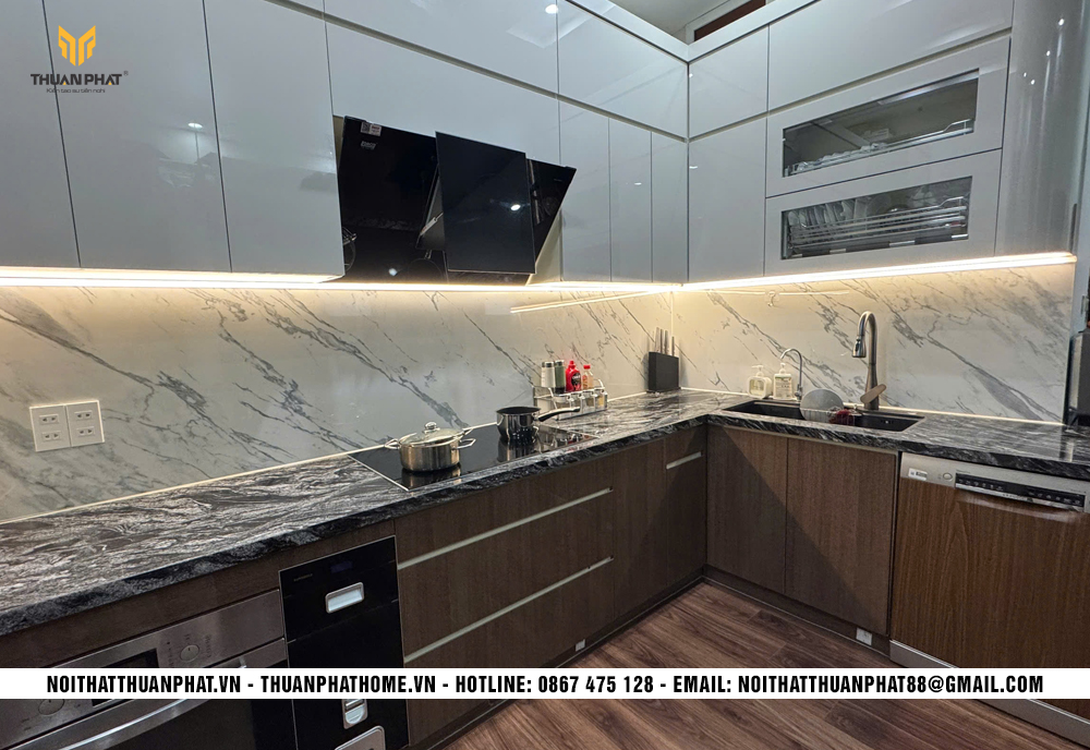 Mẫu tủ bếp nhựa Acrylic chữ L màu vân gỗ tại Ngọc Khánh Hà Nội
