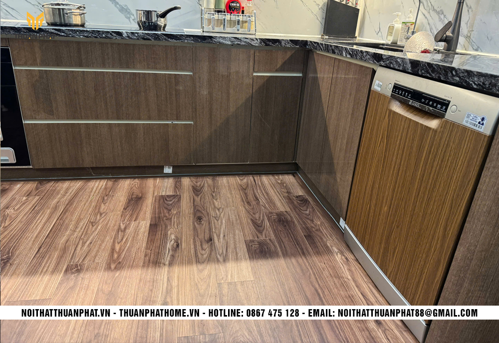 Cánh tủ bếp Acrylic màu vân gỗ nhà anh Tuấn Ngọc Khánh