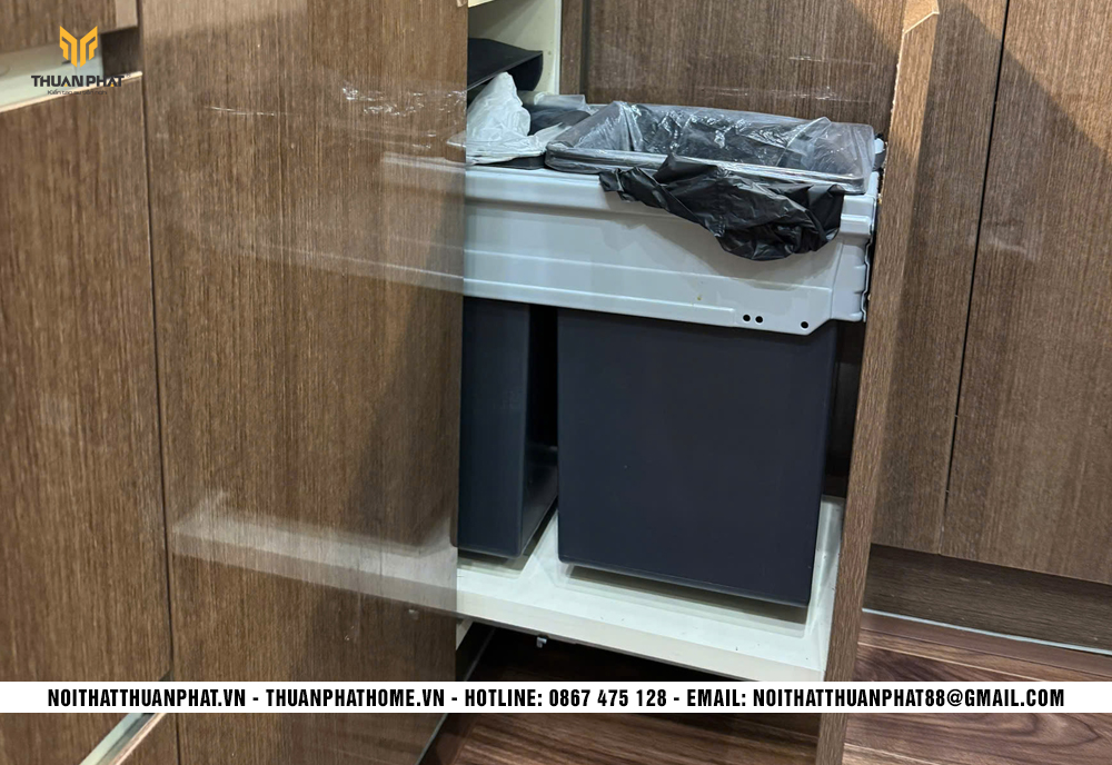 Thùng rác âm tủ trong tủ bếp nhựa Acrylic màu vân gỗ