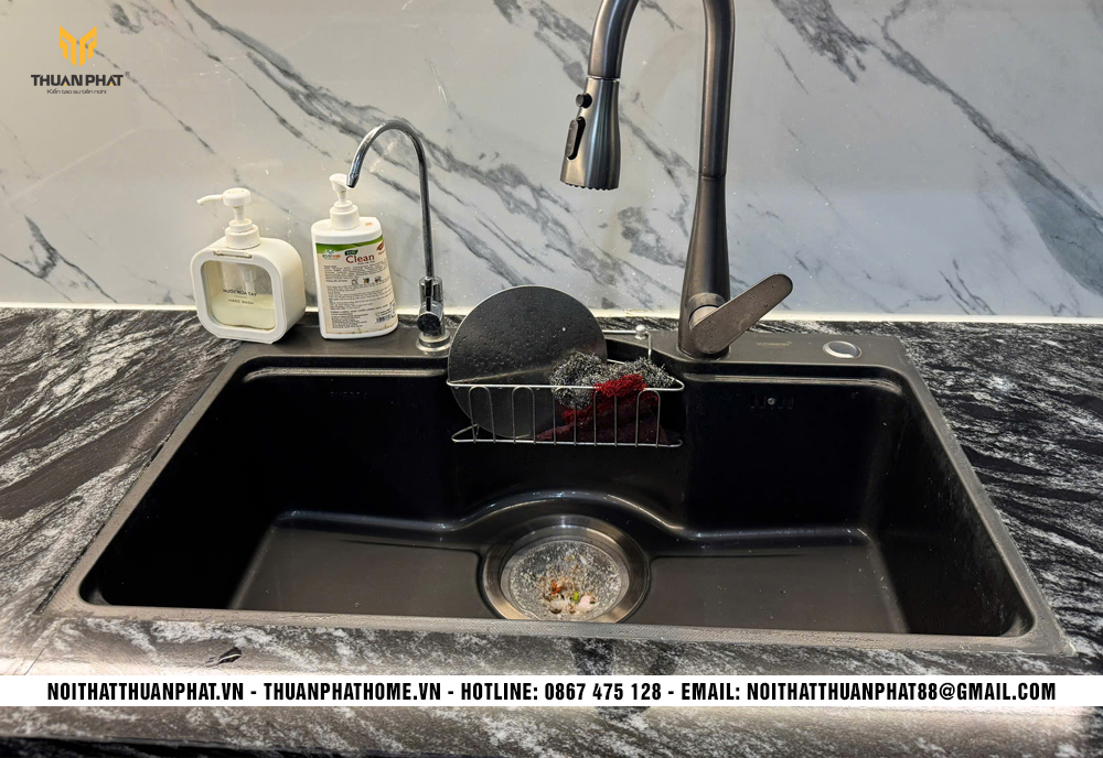 Khu vực chậu rửa và vòi rửa trong tủ bếp nhà anh Tuấn Ngọc Khánh