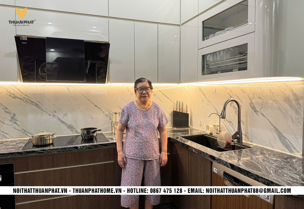 Thi công tủ bếp nhựa Acrylic màu vân gỗ nhà anh Tuấn tại Ngọc Khánh Hà Nội