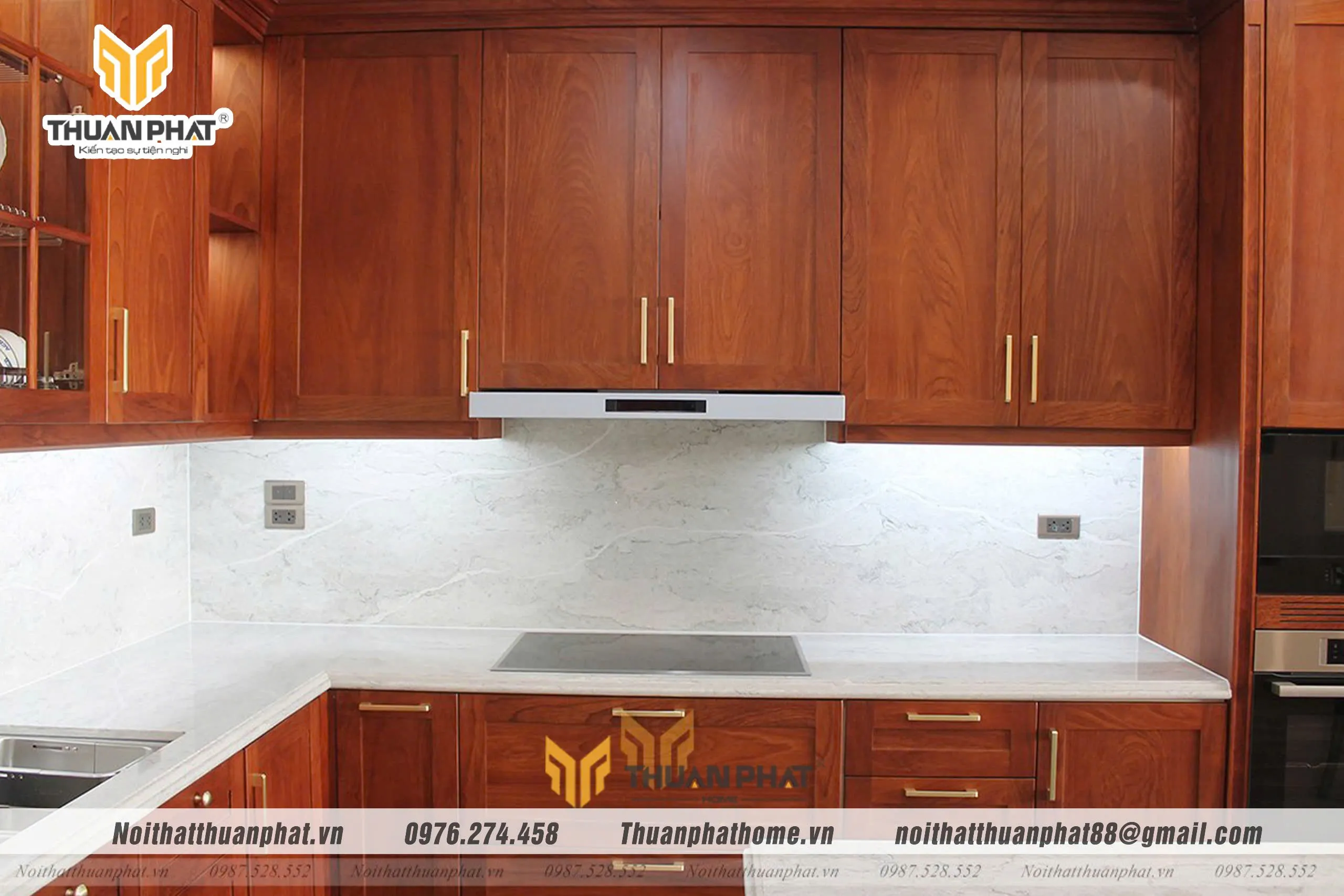 Tủ bếp sử dụng thùng nhựa Picomat kết hợp cánh gỗ Gõ Đỏ Pachy cao cấp