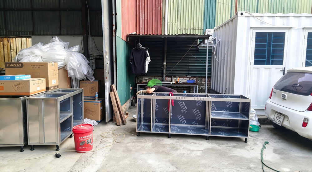 Một bộ khung thùng tủ inox đang hoàn thiện tại khu vực ngoài xưởng