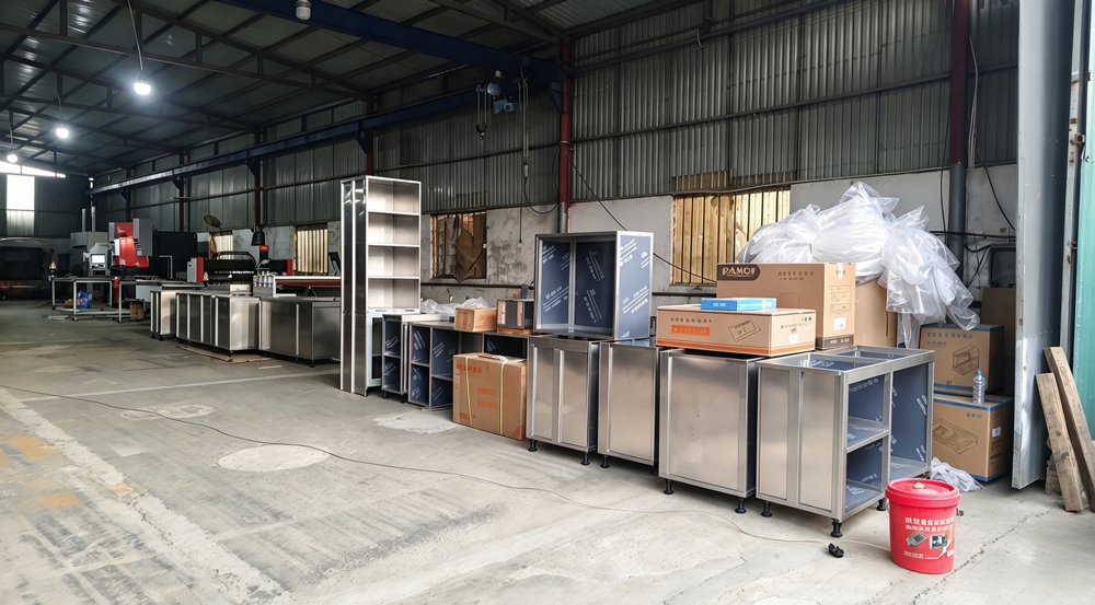 Các thùng tủ inox đã chia khoang được tập kết trong xưởng Thuận Phát